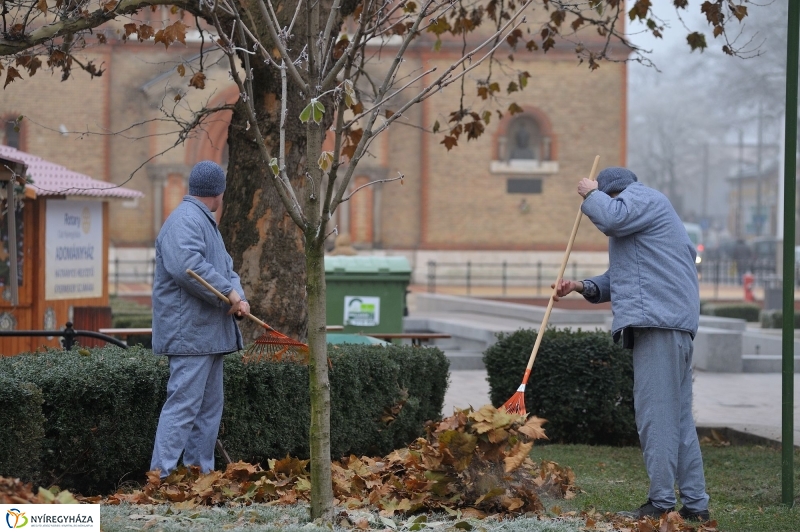 Várost szépítenek a fogvatartottak - fotó Szarka Lajos