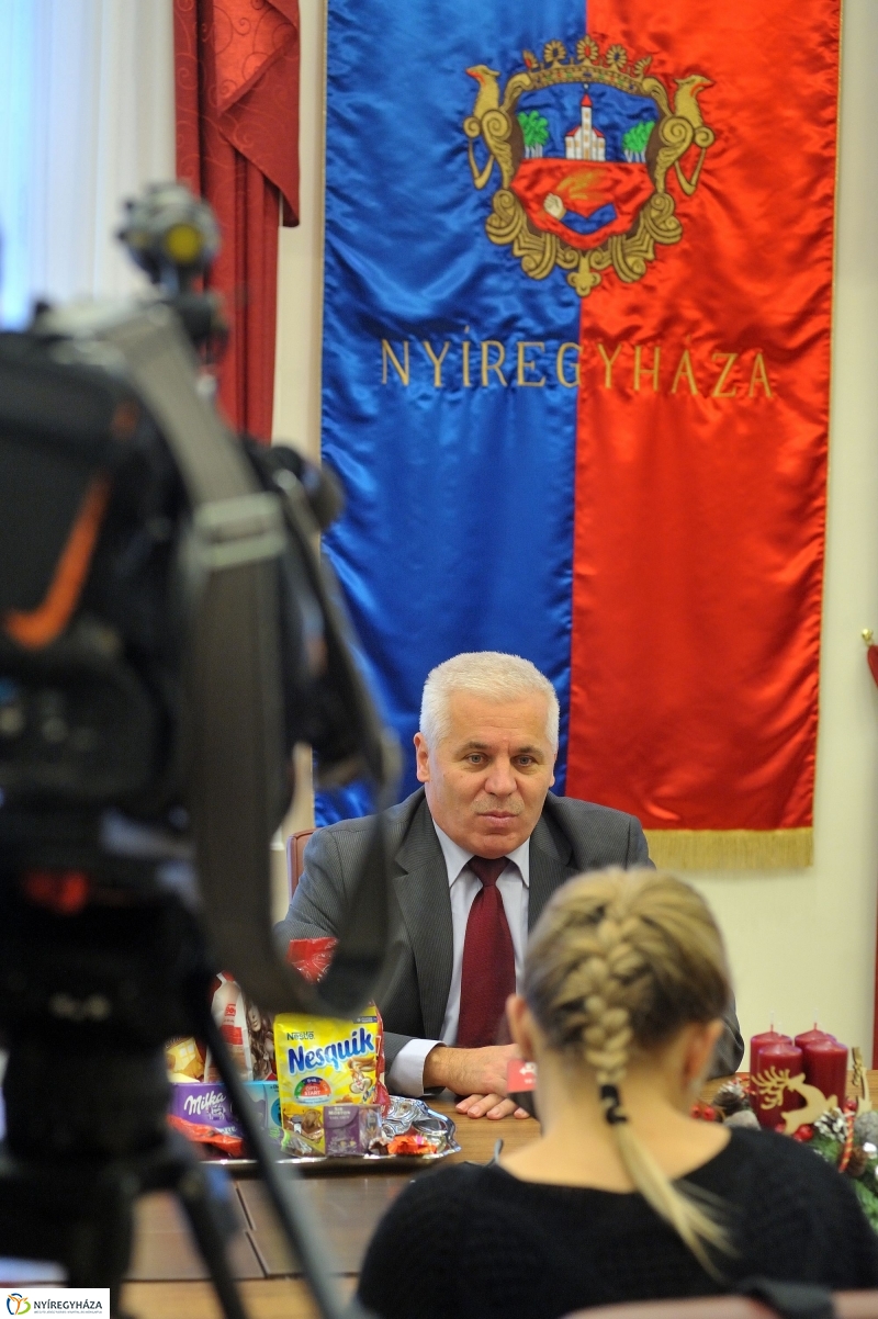 Ajándékcsomag nyugdíjasoknak - fotó Szarka Lajos