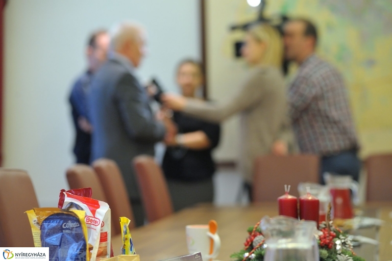 Ajándékcsomag nyugdíjasoknak - fotó Szarka Lajos