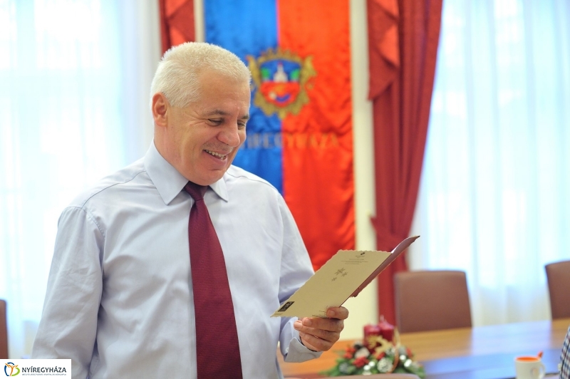 Ajándékcsomag nyugdíjasoknak - fotó Szarka Lajos