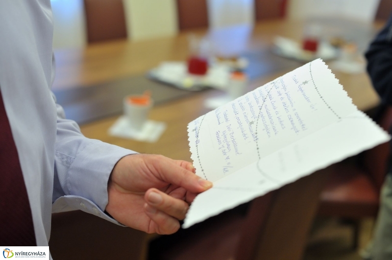 Ajándékcsomag nyugdíjasoknak - fotó Szarka Lajos