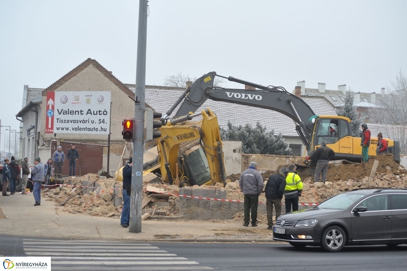 Kidőlt a munkagép - fotó Szarka Lajos