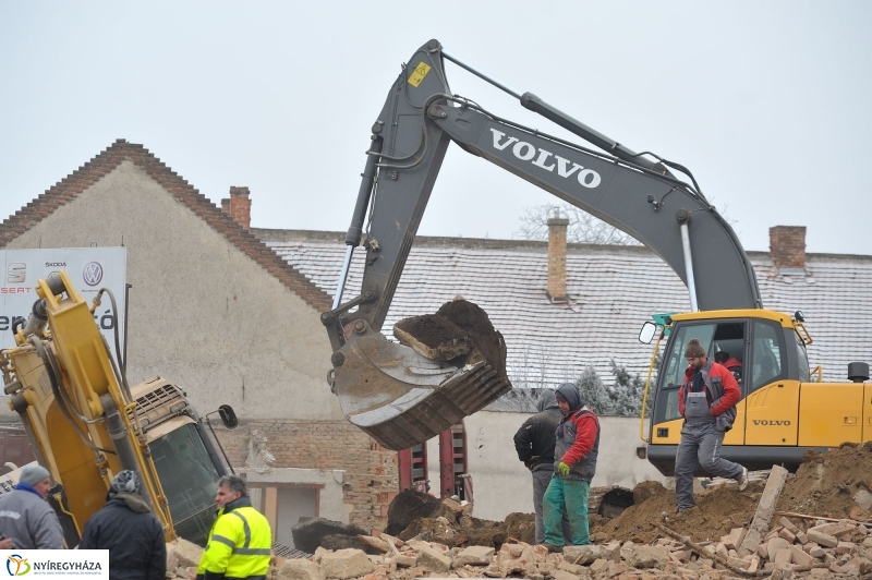 Kidőlt a munkagép - fotó Szarka Lajos