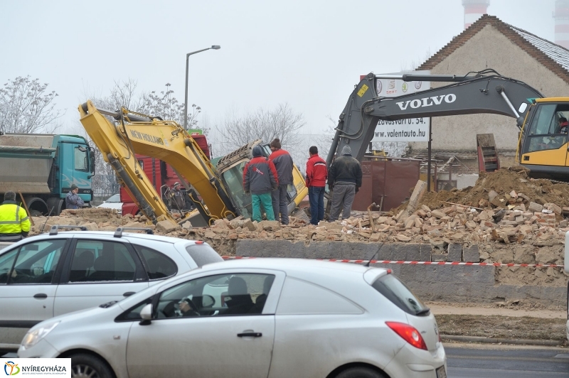 Kidőlt a munkagép - fotó Szarka Lajos