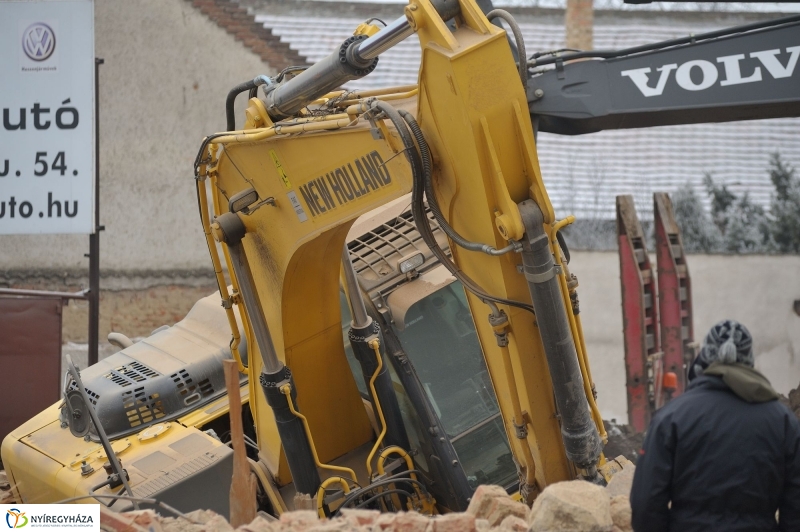 Kidőlt a munkagép - fotó Szarka Lajos