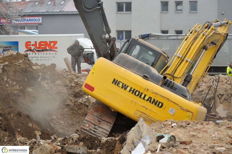 Kidőlt a munkagép - fotó Szarka Lajos