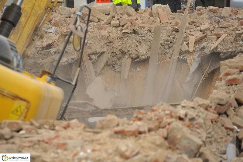 Kidőlt a munkagép - fotó Szarka Lajos