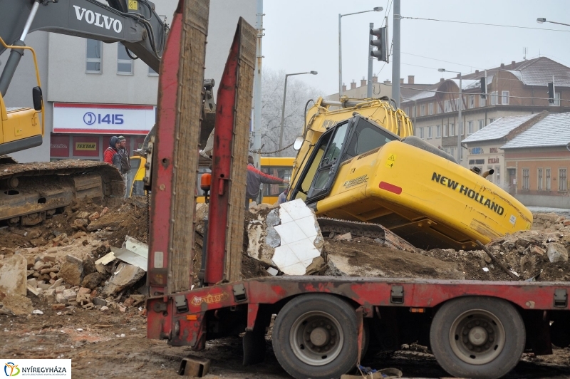 Kidőlt a munkagép - fotó Szarka Lajos