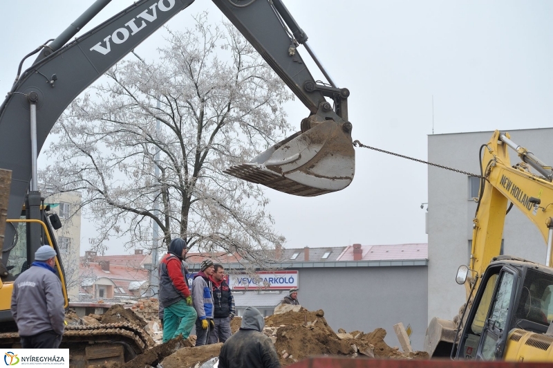 Kidőlt a munkagép - fotó Szarka Lajos