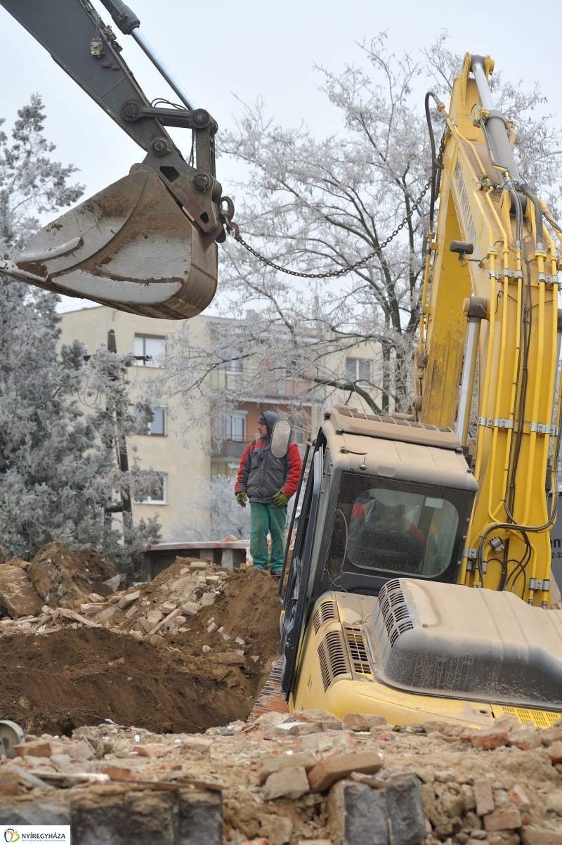 Kidőlt a munkagép - fotó Szarka Lajos