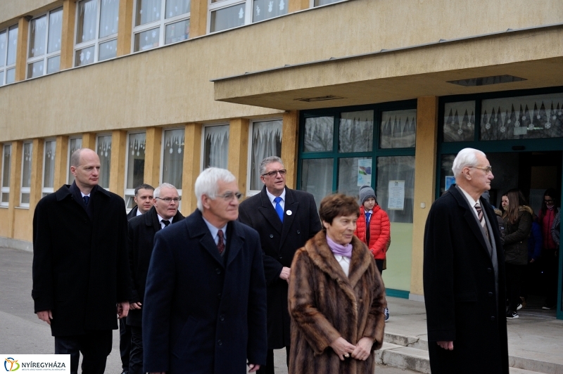 Ünnepség az Apáczai iskolában - fotó Szarka Lajos
