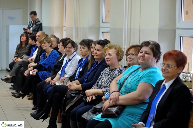 Ünnepség az Apáczai iskolában - fotó Szarka Lajos