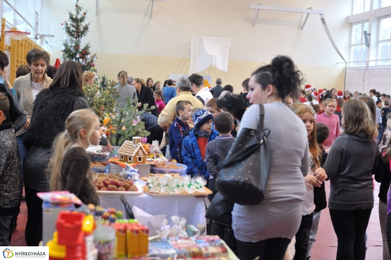 Adventi forgatag a nyírszőlősi iskolában - fotó Szarka Lajos