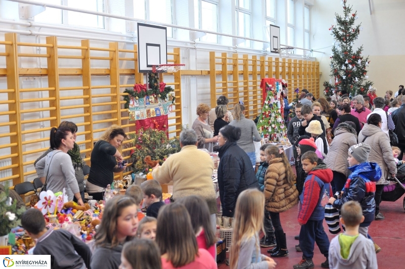 Adventi forgatag a nyírszőlősi iskolában - fotó Szarka Lajos