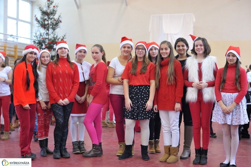 Adventi forgatag a nyírszőlősi iskolában - fotó Szarka Lajos