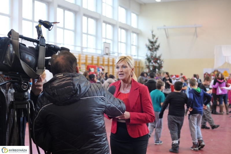 Adventi forgatag a nyírszőlősi iskolában - fotó Szarka Lajos