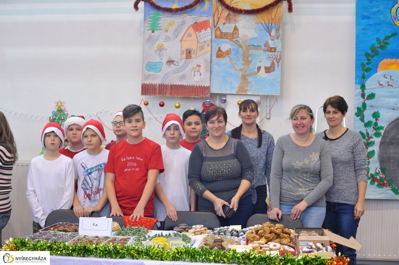 Adventi forgatag a nyírszőlősi iskolában - fotó Szarka Lajos