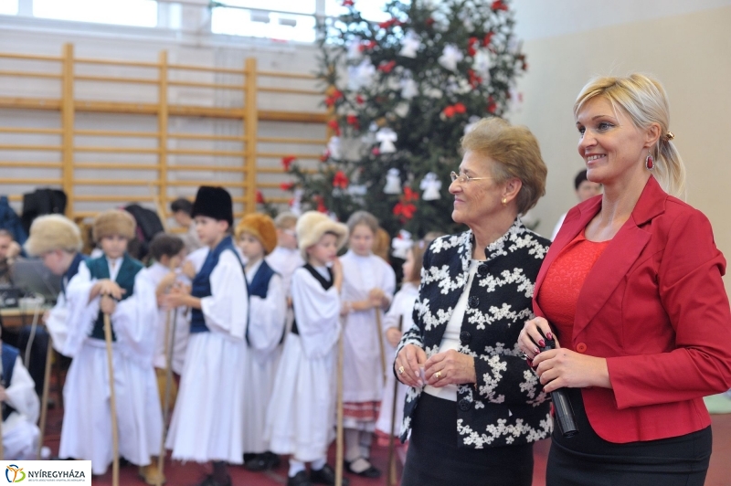 Adventi forgatag a nyírszőlősi iskolában - fotó Szarka Lajos