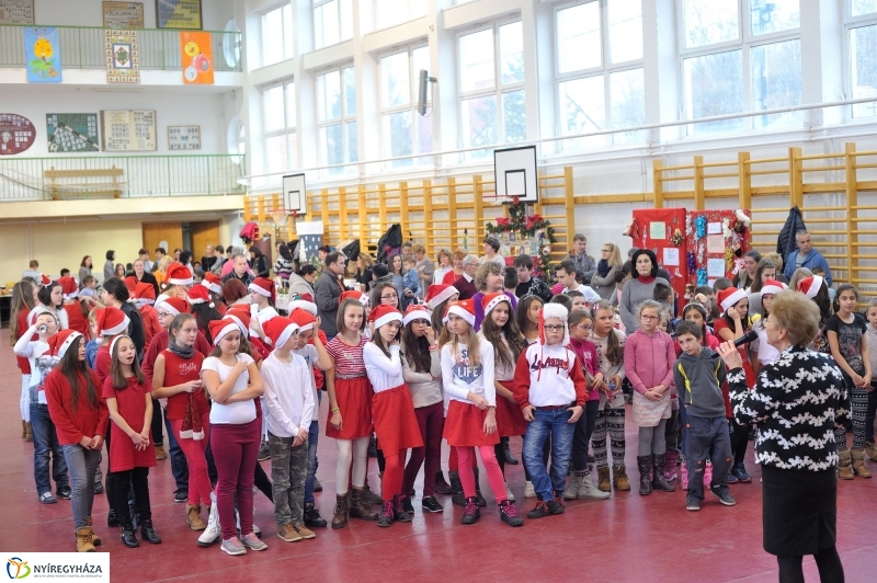 Adventi forgatag a nyírszőlősi iskolában - fotó Szarka Lajos