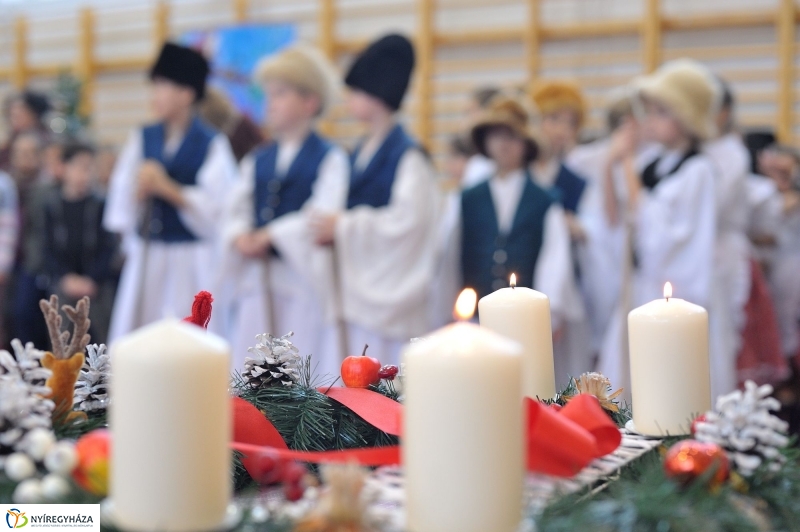 Adventi forgatag a nyírszőlősi iskolában - fotó Szarka Lajos