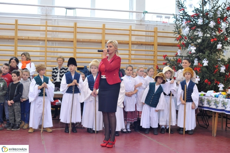 Adventi forgatag a nyírszőlősi iskolában - fotó Szarka Lajos