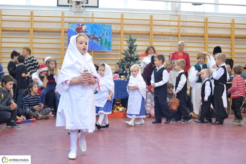 Adventi forgatag a nyírszőlősi iskolában - fotó Szarka Lajos
