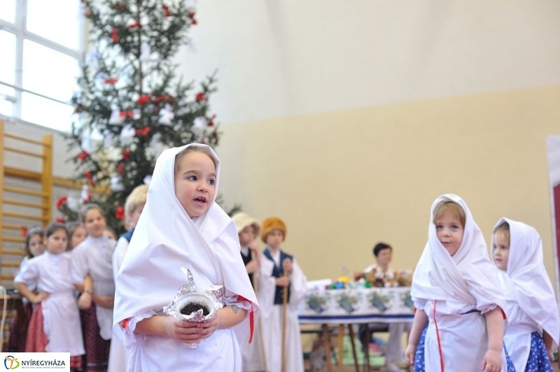 Adventi forgatag a nyírszőlősi iskolában - fotó Szarka Lajos