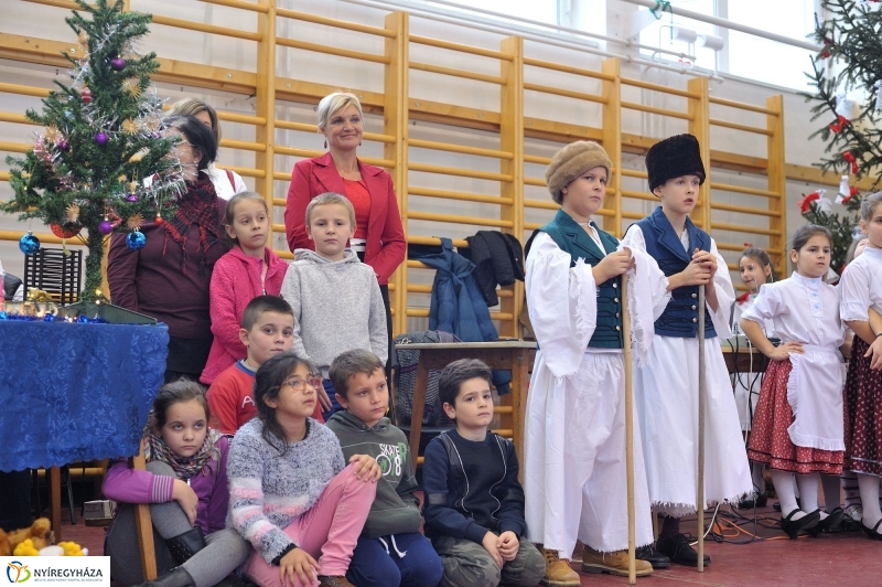 Adventi forgatag a nyírszőlősi iskolában - fotó Szarka Lajos