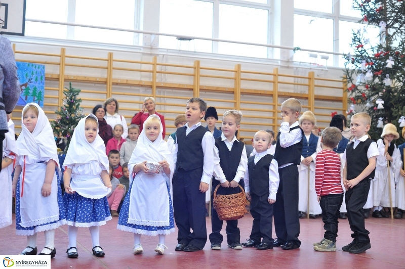 Adventi forgatag a nyírszőlősi iskolában - fotó Szarka Lajos
