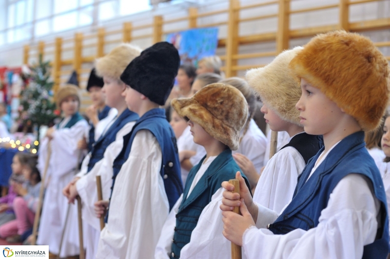 Adventi forgatag a nyírszőlősi iskolában - fotó Szarka Lajos