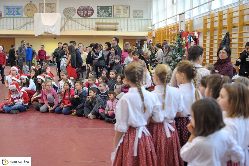 Adventi forgatag a nyírszőlősi iskolában - fotó Szarka Lajos