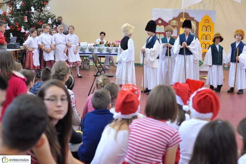 Adventi forgatag a nyírszőlősi iskolában - fotó Szarka Lajos