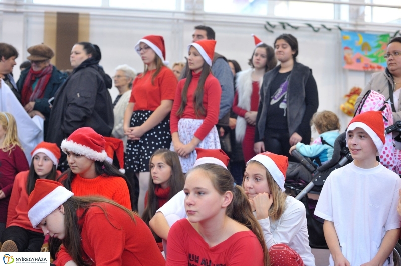 Adventi forgatag a nyírszőlősi iskolában - fotó Szarka Lajos