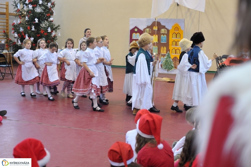 Adventi forgatag a nyírszőlősi iskolában - fotó Szarka Lajos