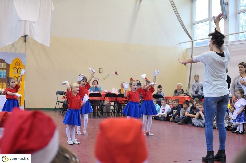 Adventi forgatag a nyírszőlősi iskolában - fotó Szarka Lajos