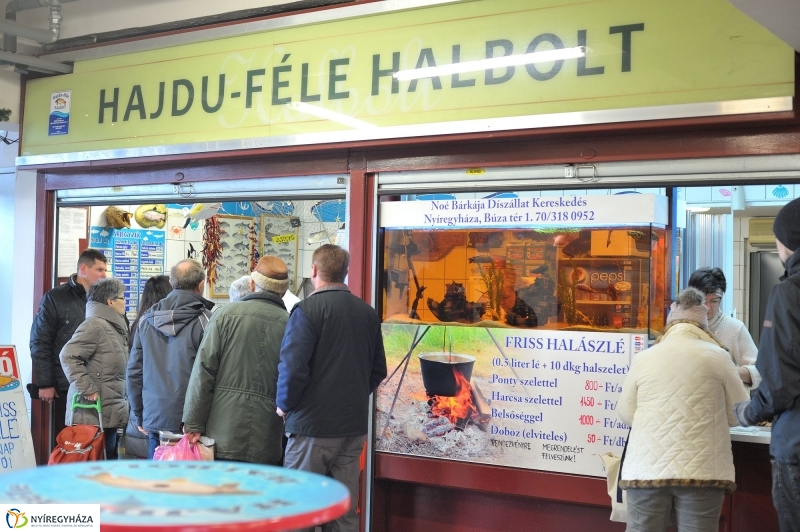 Karácsonyvárás a piacon - fotó Szarka Lajos