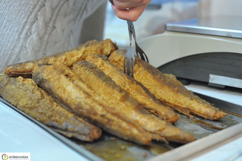 Karácsonyvárás a piacon - fotó Szarka Lajos