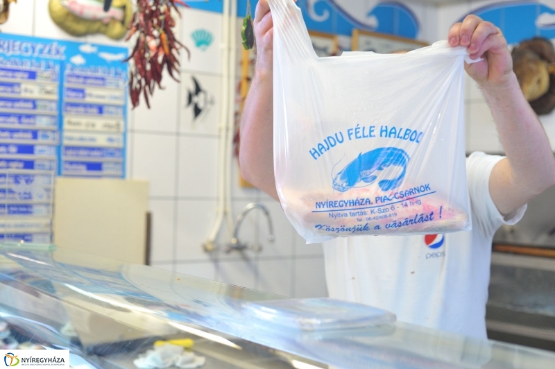 Karácsonyvárás a piacon - fotó Szarka Lajos