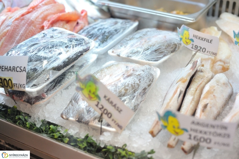 Karácsonyvárás a piacon - fotó Szarka Lajos