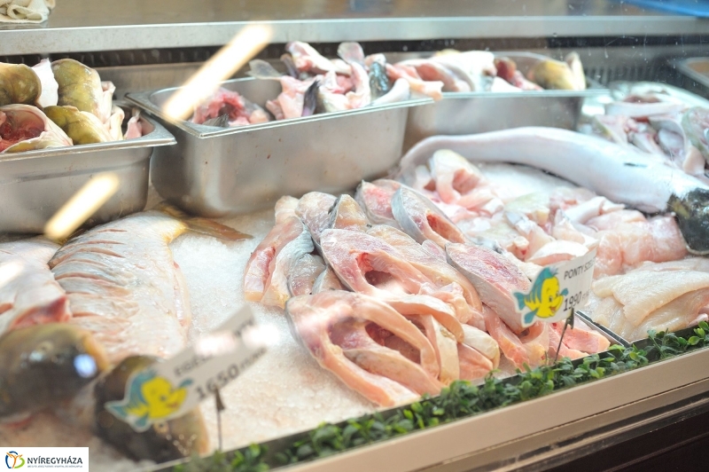 Karácsonyvárás a piacon - fotó Szarka Lajos