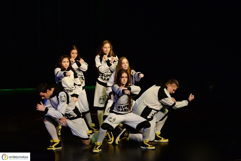 Like 2 döntő a VMKK színpadán