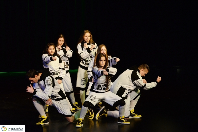 Like 2 döntő a VMKK színpadán