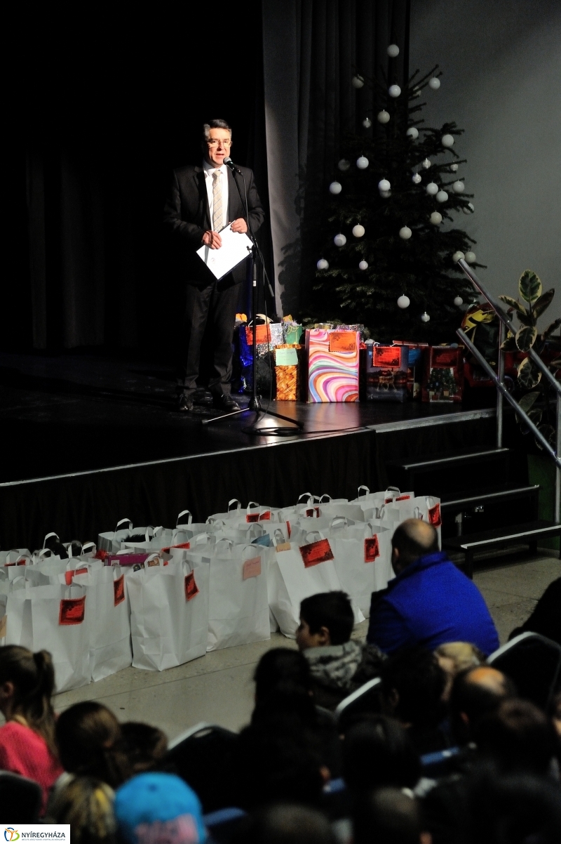 Karácsony a gyermekjóléti központtal - fotó Szarka Lajos