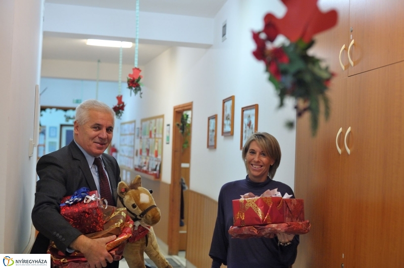 Ajándék sportszercsomag a Ligeti óvodának - fotó Szarka Lajos