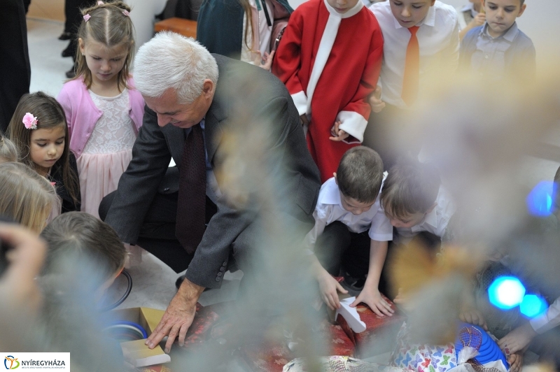 Ajándék sportszercsomag a Ligeti óvodának - fotó Szarka Lajos