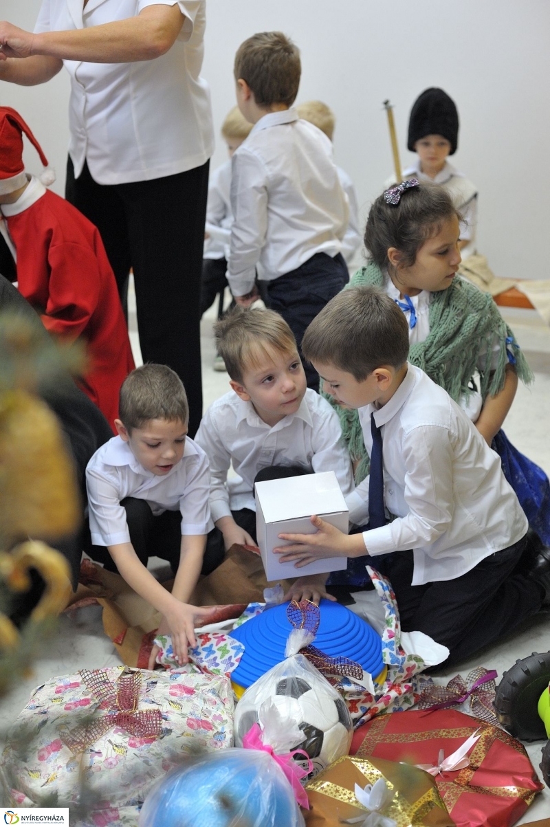Ajándék sportszercsomag a Ligeti óvodának - fotó Szarka Lajos