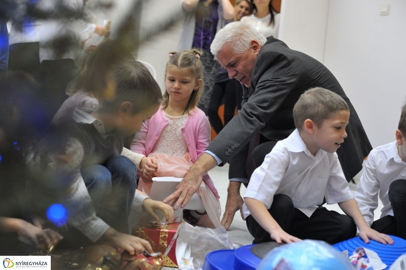 Ajándék sportszercsomag a Ligeti óvodának - fotó Szarka Lajos