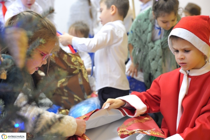 Ajándék sportszercsomag a Ligeti óvodának - fotó Szarka Lajos