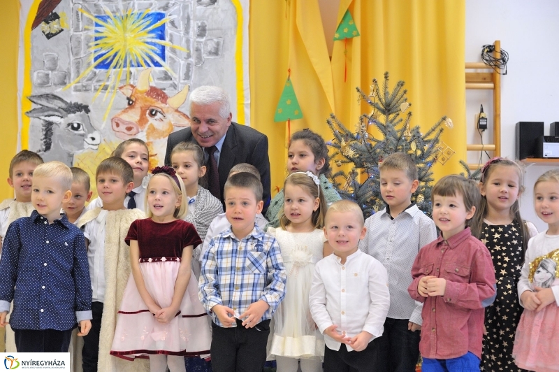 Ajándék sportszercsomag a Ligeti óvodának - fotó Szarka Lajos