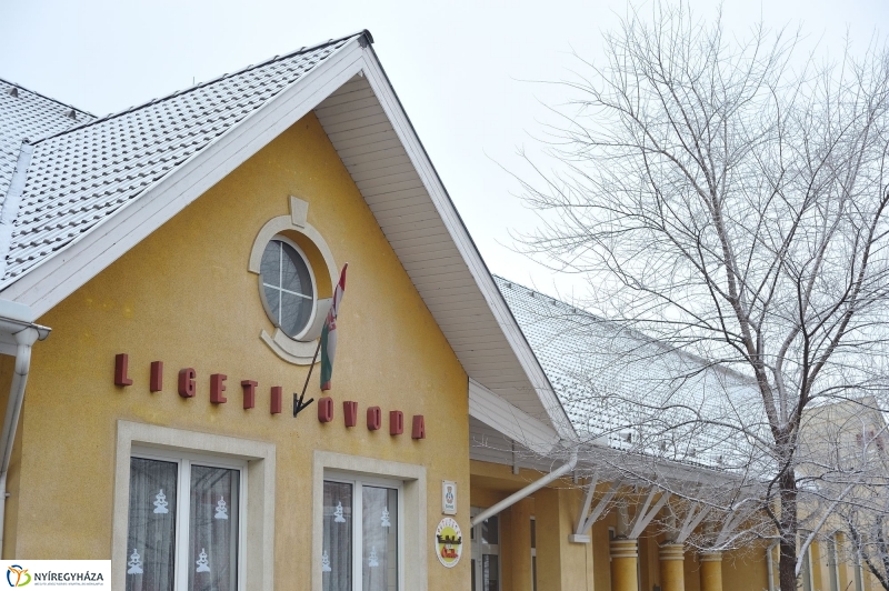 Ajándék sportszercsomag a Ligeti óvodának - fotó Szarka Lajos